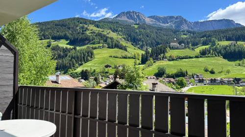 Sarntal Apartamento | Apartment Rohrer - Zirm - Zirbe Cirmolo mit Schloss- und Schourtblick