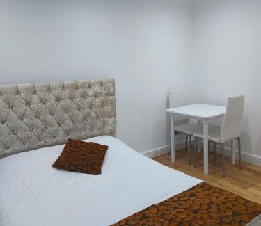 Broad Green Casa | Apartment & Rooms in London