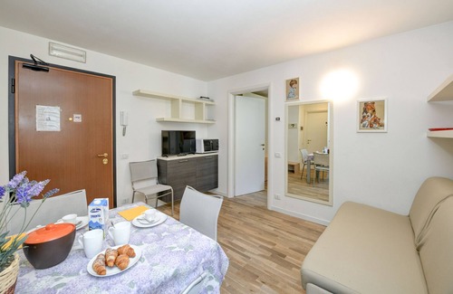 Carisolo Apartamento | Apartamento 'Rosa delle Dolomiti Bilocale2' con vistas a la montaña y Wi-Fi