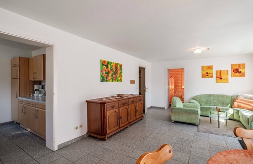 Obermusbach Apartamento | Apartamento 'Rosen-Ferienwohnung' con terraza privada, jardín compartido y Wi-Fi