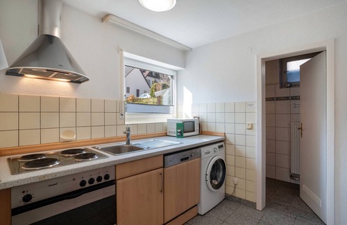Obermusbach Apartamento | Apartamento 'Rosen-Ferienwohnung' con terraza privada, jardín compartido y Wi-Fi