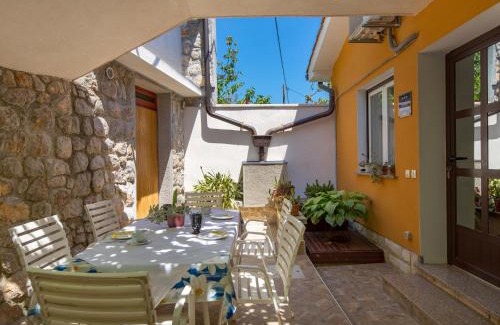 Donji Kraj Apartamento | Apartment Sandalj-2 by Interhome