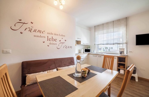 Rabla Apartamento | Apartamento "Schnitzer - Holunder" con vistas a la montaña, Wi-Fi, balcón y jardín