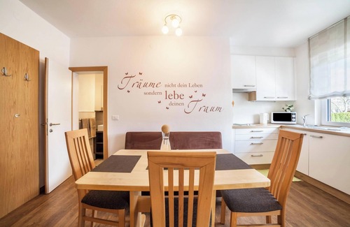 Rabla Apartamento | Apartamento "Schnitzer - Holunder" con vistas a la montaña, Wi-Fi, balcón y jardín