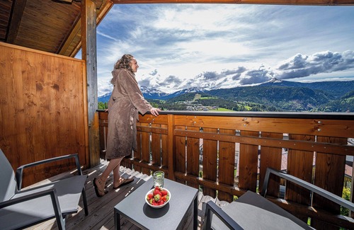 Nova Ponente Apartamento | Apartamento "Schwarzhorn": Vistas a la montaña, sauna de infrarrojos y bañera de pie.