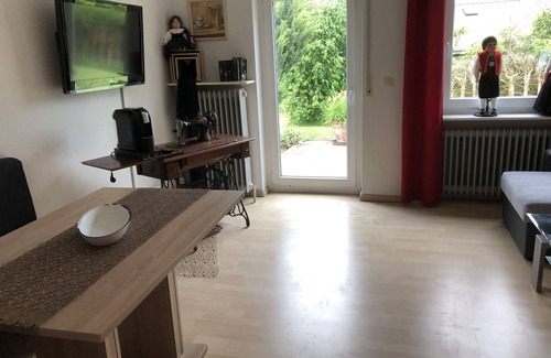 Unterkirnach Apartamento | Apartamento 'Schwarzwaldhirsch' con terraza privada y Wi-Fi