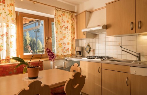 Castelrotto Apartamento | Apartamento "Sella Seis" cerca de Seiser Alm con vistas a la montaña y jardín