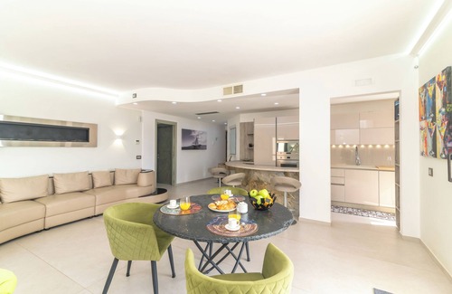 La Maddalena Apartamento | Apartamento 'Silvia's Sweet Home' con vistas al mar, Wi-Fi y aire acondicionado