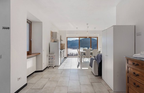 Pratolungo Apartamento | Apartamento 'Sole' con vistas al lago, piscina compartida y Wi-Fi