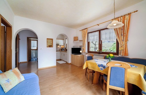 San Leonardo in Passiria Apartamento | Apartment "Sonnenblume" with Mountain View, Pool, Wi-Fi, Balcony & Garden