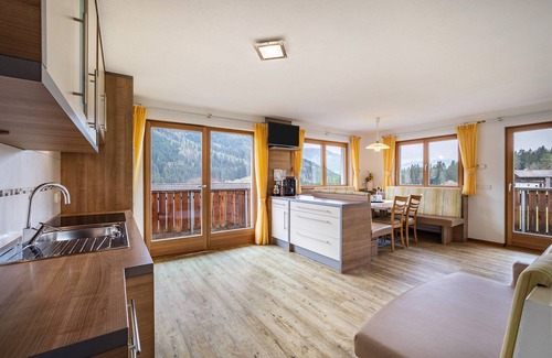 Monguelfo Apartamento | Apartamento 'Stoffnerhof Sonnenblume' con vistas a la montaña, jardín compartido y Wi-Fi