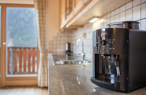 Monguelfo Apartamento | Apartamento 'Stoffnerhof Apt Alpenrose' con vistas a la montaña, jardín compartido y Wi-Fi