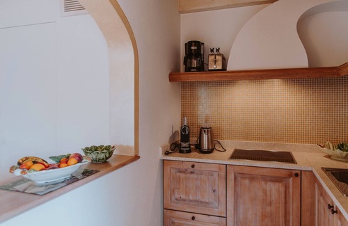 Puegnago del Garda Apartamento | Apartment 'Superior Diamante' with Shared Pool, Wi-Fi and Air Conditioning