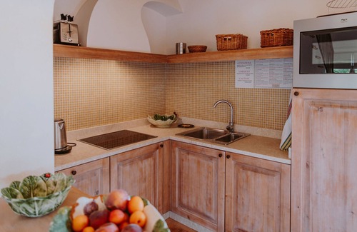 Puegnago del Garda Apartamento | Apartment 'Superior Diamante' with Shared Pool, Wi-Fi and Air Conditioning