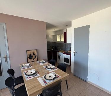 Saint-Cyprien Plage Apartamento | Apartment T2 with sea view in Saint Cyprien 50 m from the beach, parking