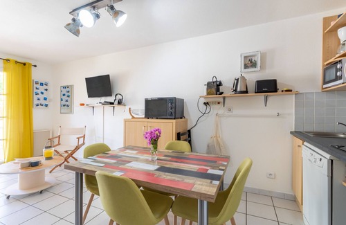 Cerbere Apartamento | Apartamento 'T2 Meublé Aux Aloès' con vistas a la montaña, piscina compartida y terraza privada
