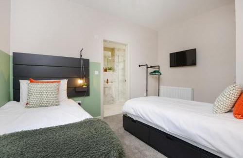 Plymouth Apartamento | Apartment Three - Free Private Car Park - sleeps 6 - 3 shower rooms - by Ocean City Retreats