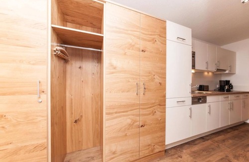 Pettneu am Arlberg Apartamento | Apartamento 'Top 2 Kapall' con vistas a la montaña, jardín privado y Wi-Fi