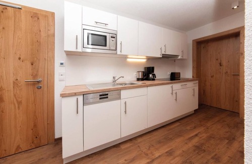 Pettneu am Arlberg Apartamento | Apartamento 'Top 4 Riffler' con vistas a la montaña, jardín privado y Wi-Fi