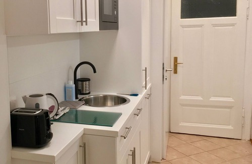 Neulerchenfeld Apartamento | Apartment Top 2 mit Doppelbett im Wohnraum