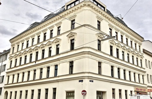 Neulerchenfeld Apartamento | Apartment Top 2 mit Doppelbett im Wohnraum
