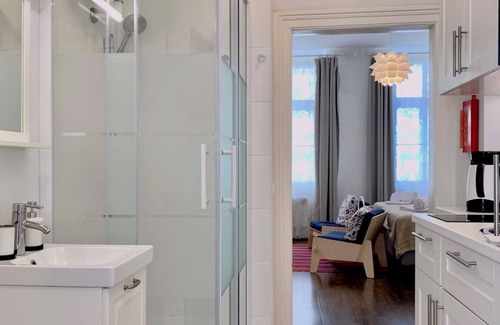 Neulerchenfeld Apartamento | Apartment Top 2 mit Doppelbett im Wohnraum