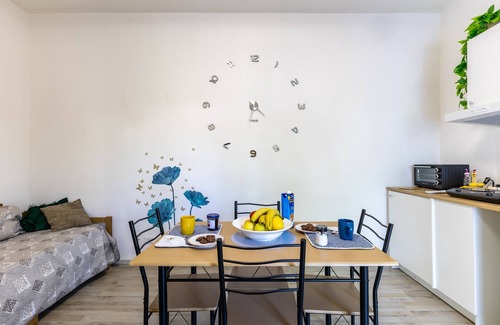 Comiso Apartamento | Apartamento 'Trilocale In Villa Con Piscina' con vistas a la montaña, piscina compartida y Wi-Fi