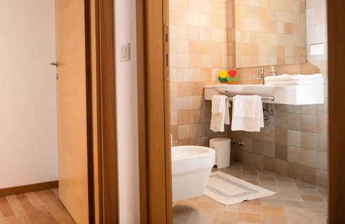 Ronzo-Chienis Apartamento | Apartamento Trilocale Ronzo con vistas a la montaña, balcones y Wi-Fi