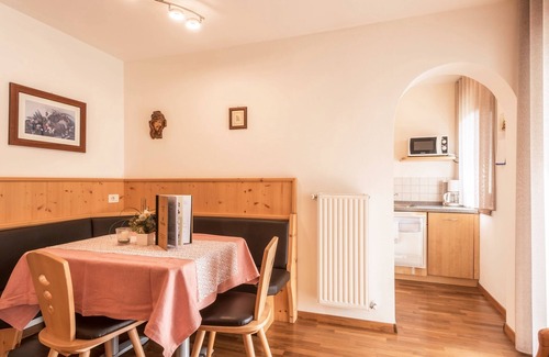 Kastelruth Apartamento | Apartamento "Trocker Kastelrut 7" cerca de Seiser Alm con balcón, bañera de hidromasaje y sauna