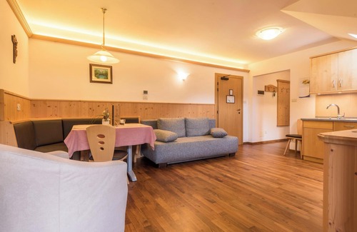 Kastelruth Apartamento | Apartamento " Trocker Kastelrut 11" cerca de Seiser Alm con balcón, bañera de hidromasaje y sauna