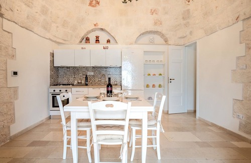 Specchiaruzzo Apartamento | Apartamento 'Trullo Suite In Masseria' con piscina compartida, Wi-Fi y aire acondicionado