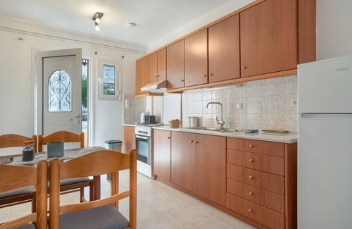 Poros Apartamento | Apartamento 'Two-Bedroom' con jardín compartido, Wi-Fi y aire acondicionado.