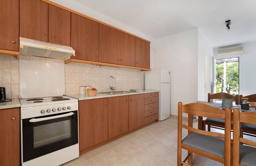 Poros Apartamento | Apartamento 'Two-Bedroom' con jardín compartido, Wi-Fi y aire acondicionado.