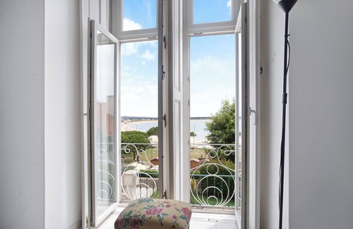Sao Martinho do Porto Apartamento | Apartment 'Vista Baia' with Sea View, Shared Pool and Wi-Fi