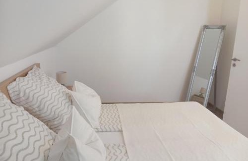 Balatonakali Villa | Apartment Vadrózsa, Privatgarten mit Seeblick