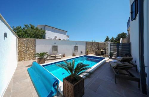 Pridraga Apartamento | Apartment Vala, 4*, sea view & private heated pool