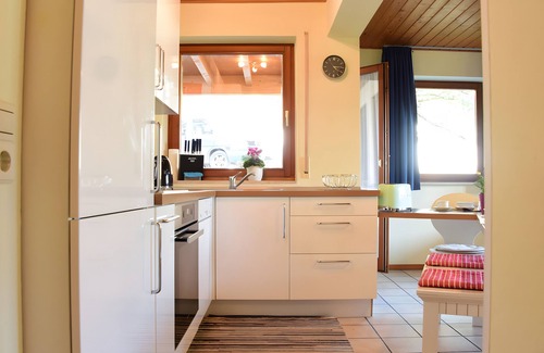 Unterkirnach Apartamento | Apartamento 'Veilchen' con vistas a la montaña, terraza privada y Wi-Fi