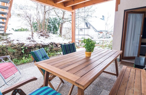 Unterkirnach Apartamento | Apartamento 'Veilchen' con vistas a la montaña, terraza privada y Wi-Fi