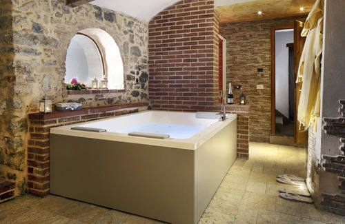 Lecchi in Chianti Apartamento | Apartamento 'Villa Sofia Spa' con bañera de hidromasaje privada, Wi-Fi y aire acondicionado