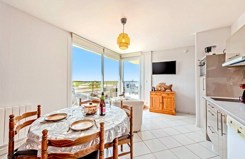 Cleder Apartamento | Apartamento 'Appartement Vue Mer - Plage À 30m' con vistas al mar, terraza privada y Wi-Fi