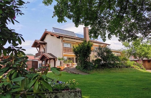 Fischbach bei Dahn Apartamento | Apartamento 'Wegelnburg' con vistas a la montaña, jardín compartido y Wi-Fi