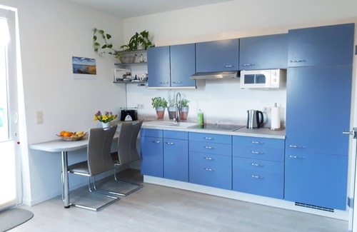 Wiek Apartamento | Apartamento nuevo edificio Wiek, centro, cerca del puerto, coche Stellpl. Y terraza, W-LAN
