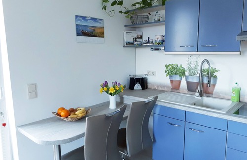 Wiek Apartamento | Apartamento nuevo edificio Wiek, centro, cerca del puerto, coche Stellpl. Y terraza, W-LAN