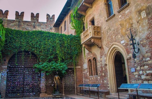 Borgo Milano Apartamento | Apartment with 2 bedrooms, living room with double sofa bed and terrace