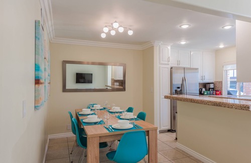 Santa Ana Heights Condominio | Condominio de dos habitaciones y dos baños Una casa de la arena
