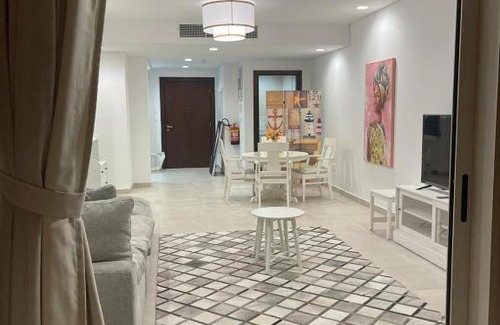 Doha Apartamento | Apartment with a charming view of Viva Bahriya.