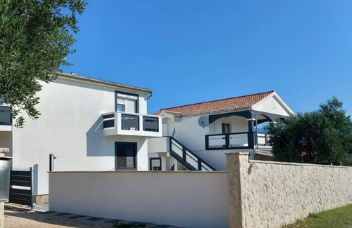 Podgradina Apartamento | Apartment with a pool, mountainview, near the sea!