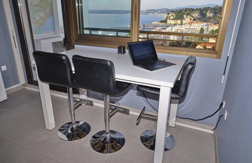 Lazaret Apartamento | Apartamento con piscina y una hermosa vista al mar, ciudad y montaña.