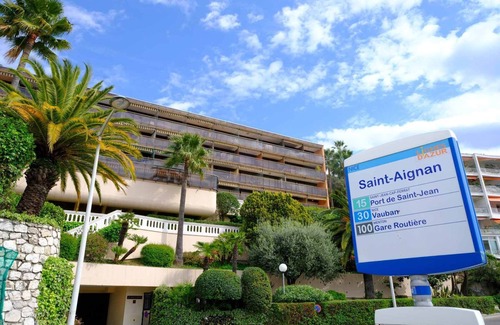 Lazaret Apartamento | Apartamento con piscina y una hermosa vista al mar, ciudad y montaña.