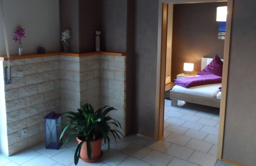 Sondernheim Apartamento | Apartamento con balcón y vista al jardín.